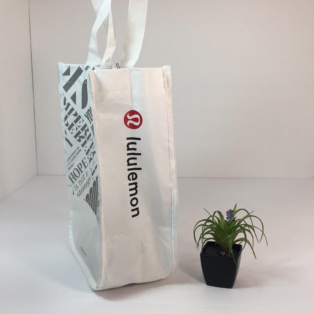 🤍NWOT🤍LULULEMON🤍WHITE & SILVER REUSABLE  BAG - Picture 8 of 15